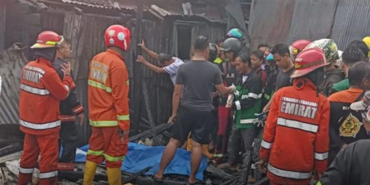 Jasad korban kebakaran saat ditutup di lokasi kejadian. (foto : IG IRS Crew)