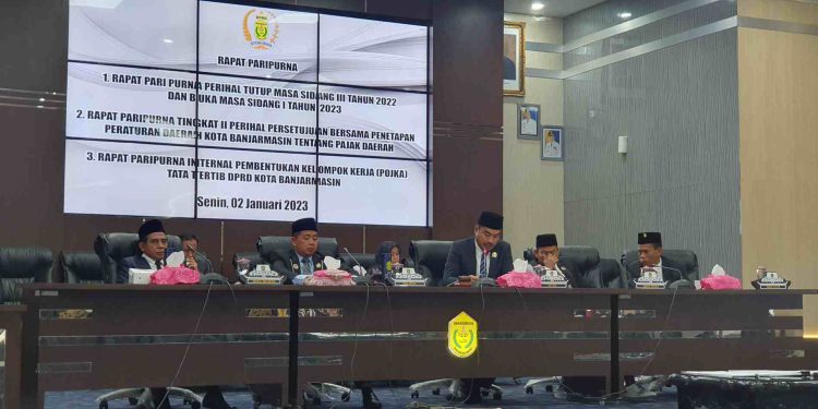 PARIPURNA: Unsur Pimpinan DPRD dan Walikota Banjarmasin mengikuti kegiatan Paripurna perihal Tutup Masa Sidang III Tahun 2022 dan Buka Masa Sidang I Tahun 2023.