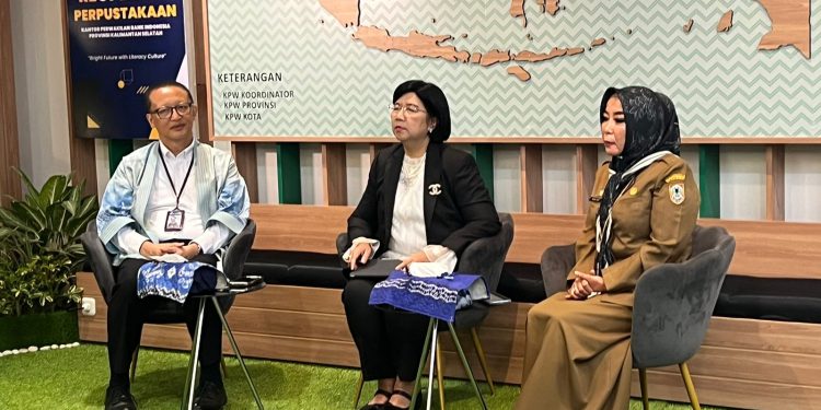 Kepala Dispersip Kalsel Hj Nurliani Dardie atau disapa Bunda Nunung, Deputi Gubernur Senior BI Destry Damayanti dan Kepala KPwBI Kalsel Wahyu Pratomo saat Reopening Perpustakaan KPwBI Kalsel. (foto : istimewa)