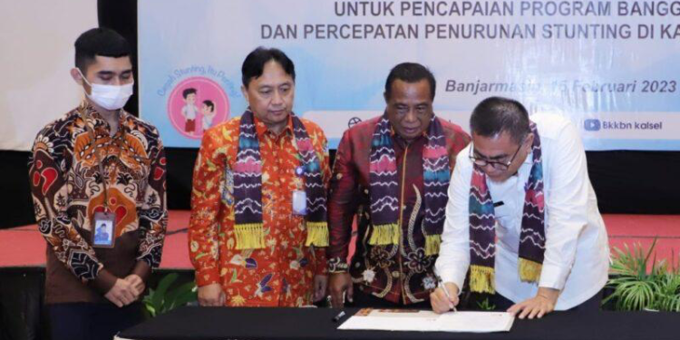 Asisten Pemerintahan dan Kesejahteraan Rakyat Setdaprov Kalsel Nurul Fajar Desira saat teken MoU Program Bangga Kencana. (foto : istimewa)