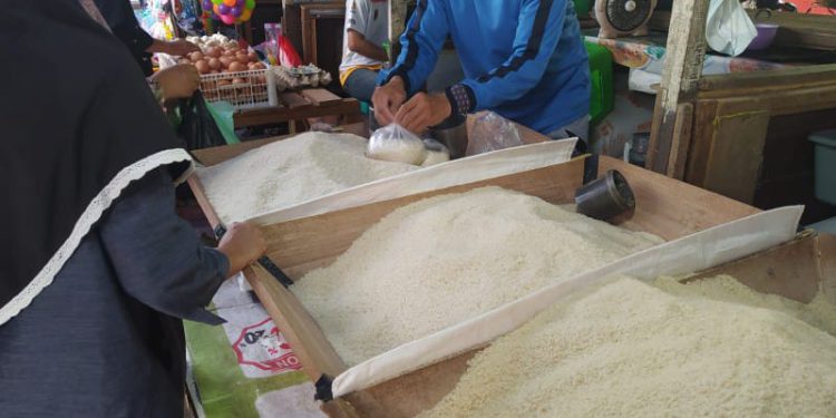 Pedagang beras di salah satu pasar di Banjarmasin yang menjual beras lokal, meski harganya terus merangkak naik. (foto : shn)