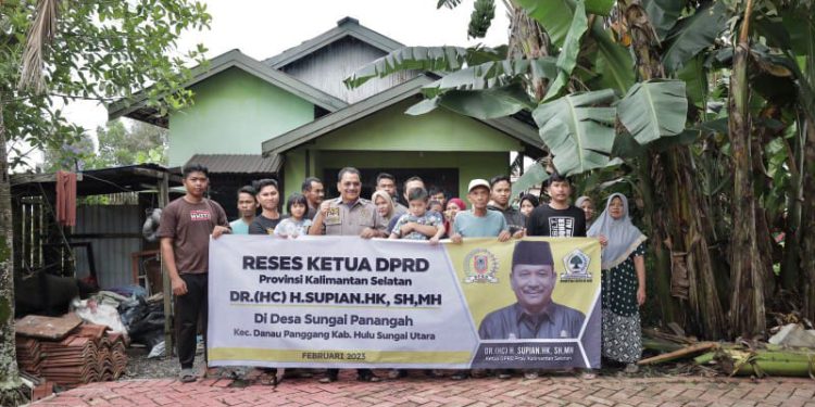 Ketua DPRD Kalsel H Supian HK berfoto bersama warga saat melaksanakan reses di Kecamatan Danau Panggang, HSU. (foto : istimewa)