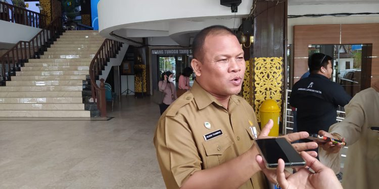 Kepala BPBD Banjarmasin Husni Thamrin saat diwawancarai. (foto : shn)