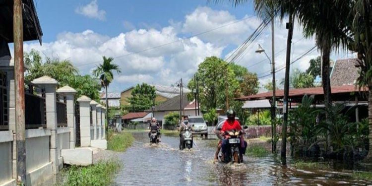 Salah satu kawasan di Banjarmasin tergenang air banjir rob. (foto : shn)