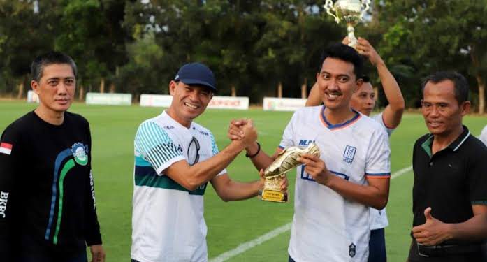 Tropi Top Score Trofeo Bank Kalsel diterima Bupati Banjar H Saidi Mansyur diserahkan langsung Komisaris Utama Independen Bank Kalsel Hatmansyah didampingi Dirut Bank Kalsel Fachruddin. (foto : istimewa)