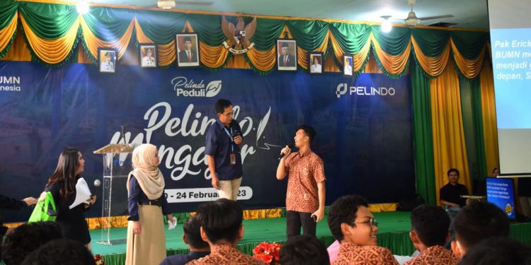 Program Pelindo Mengajar yang mengunjungi langsung murid kelas XII jurusan IPA SMA Negeri 7 Banjarmasin. (foto : istimewa)