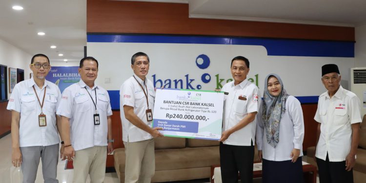 Bantuan secara simbolis diserahkan Plt Dirut Bank Kalsel Fachrudin kepada Ketua UDD PMI Banjarmasin H Rusdiansyah. (foto : istimewa/Bank Kalsel)