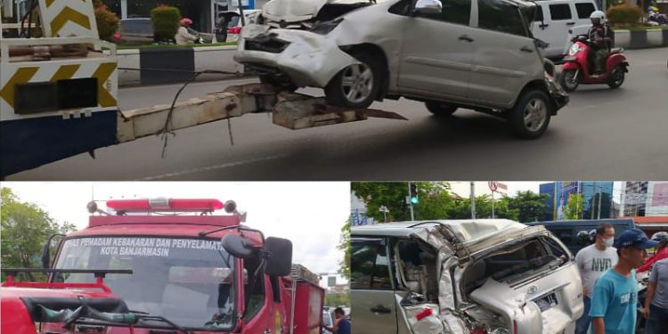 Mobil Damkar Banjarmasin diderek usai menabrak lima mobil di lampu merah Simpang Kuripan, Jalan A Yani Km 2,5 Banjarmasin. (foto : shn)