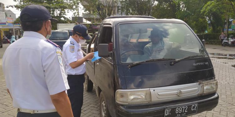 Petugas Dishub Banjarmasin saat melalukan uji pemeriksaan (KIR) pada salah satu mobil angkutan saat razia ODOL. (foto : shn)