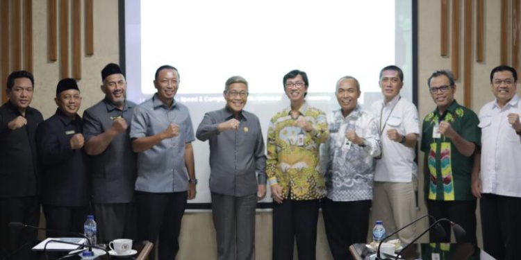 Komisi II DPRD Kalsel usai rapat berfoto bersama dengan jajaran Direksi Bank Kalsel dan OJK Kalsel. (foto : putza)