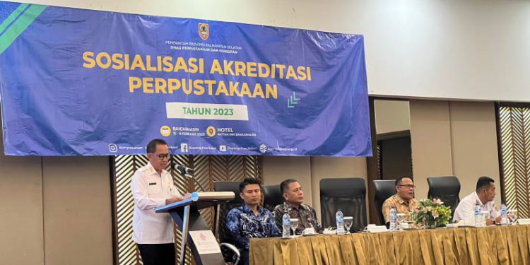 Sekretaris Dispersip Kalsel Endang Camsudin saat membuka Sosialisasi Akreditasi Perpustakaan, yang diikuti para pustakawan dan pengelola perpustakaan dari 13 kabupaten/kota di Kalsel. (foto : istimewa/Dispersip Kalsel)