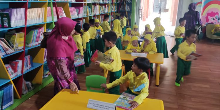 Para Murid PAUD Terpadu Aisyiyah Bustanul Atfal 39 Al Ummah saat bermain dan belajar di Perpustakaan Palnam. (foto : istimewa/Dispersip Kalsel)