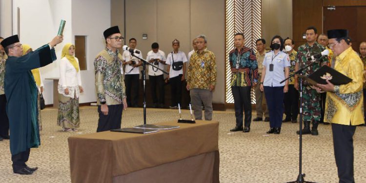 Gubernur Kalsel H Sahbirin Noor dipanggil Paman Birin saat memimpin proses pengukuhan Dr Hatmansyah sebagai Komisaris Utama Independen Bank Kalsel. (foto : istimewa/Bank Kalsel)