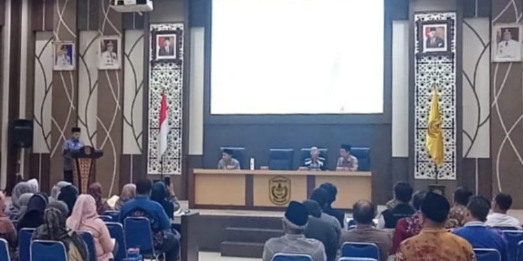 Walikota Banjarmasin H Ibnu Sina saat memberikan sambutan pada sosialiasi Payroll Sistem Baznas Banjarmasin di Aula Kayuh Baimbai. (foto : shn)