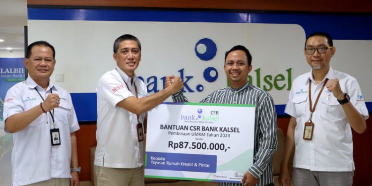 Secara simbolis bantuan diserahkan Dirut Bank Kalsel Fachrudin kepada Ketua Yayasan Rumah Kreatif dan Pintar, Muhammad Arifin, di Kantor Pusat Bank Kalsel, Lantai 3. (foto : istimewa/Bank Kalsel)