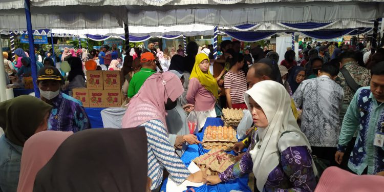 Warga saat berbelanja di Bazar Pasar Murah di halaman Kecamatan Banjarmasin Barat. (foto : shn)