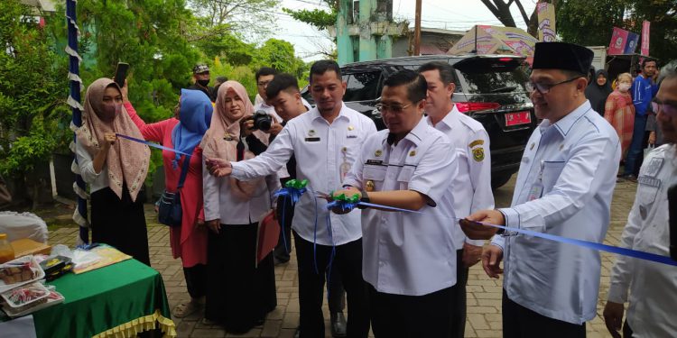 Walikota Banjarmasin H Ibnu Sina saat menggunting pita tanda dibukanya Bazar Pasar Murah di halaman kantor Kecamatan Banjarmasin Selatan. (foto : shn)