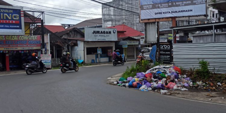 Tumpukan sampah di TPS liar yang berada di simpang Sungai Bilu. (foto : shn)