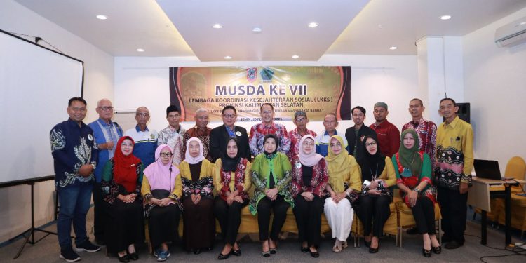 Hj Dewi Damayanti Said berfoto bersama dengan jajaran saat kembali terpilih menjadi Ketua LKKS Kalsel secara aklamasi dalam Musda masa bakti 2023 – 2028. (foto : istimewa)
