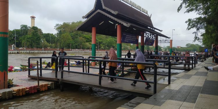 Warga tampak sudah tak mengenakan masker saat menikmati tempat wisata siring Tandean. (foto : shn)