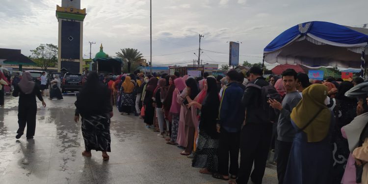 Ratusan warga saat mengantre untuk membeli beras pada Bazar Pasar Murah di Halaman Mesjid Jami Banjarmasin. (foto : shn)