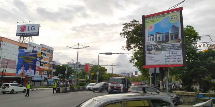 Polisi lalu lintas Polresta Banjarmasin saat melakukan olah TKP di lokasi kecelakaan. (foto : shn)