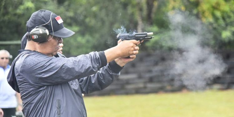 Gubernur Kalsel H Sahbirin Noor atau dipanggil Paman Birin saat menembak sasaran menggunakan pistol pada eksibisi menembak antar Forkompimda Kalsel. (foto : istimewa)