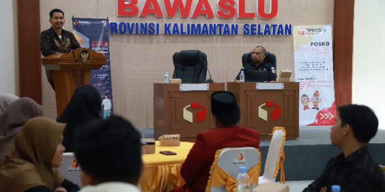 Kordiv Pencegahan, Parmas dan Humas Bawaslu Kalsel Radini saat memberikan materi pada kegiatan Siaga Pengawasan Satu Tahun Menuju Pemilu 2024. (foto : istimewa)