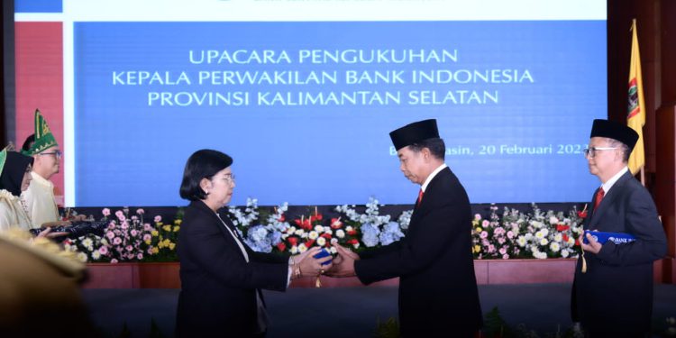 Deputi Gubernur Senior Bank Indonesia Destry Damayanti saat mengukuhkan Kepala KPwBI Kalsel Wahyu Pratomo. (foto : istimewa/KPwBI Kalsel)