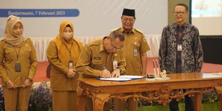 Prosesi penandatanganan kesepakatan rencana aksi Pengendalian Inflasi disaksikan secara langsung Gubernur Kalsel Paman Birin dan Kepala KPwBI Kalsel Wahyu Pratomo.