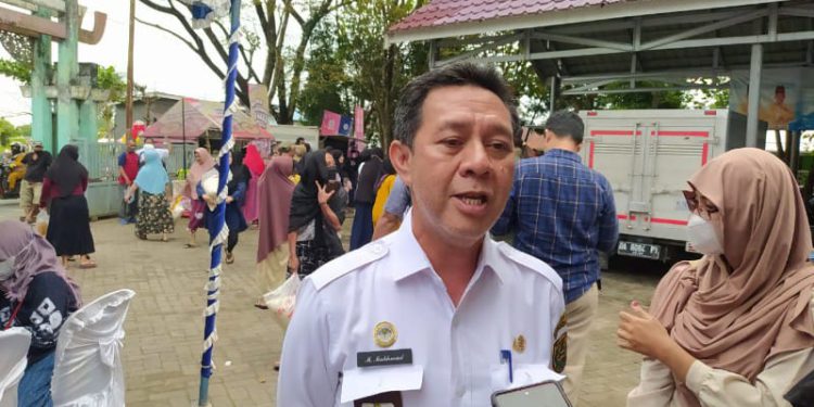 Kepala DKP3 Banjarmasin Muhammad Makhmud saat diwawancarai wartawan. (foto : shn)