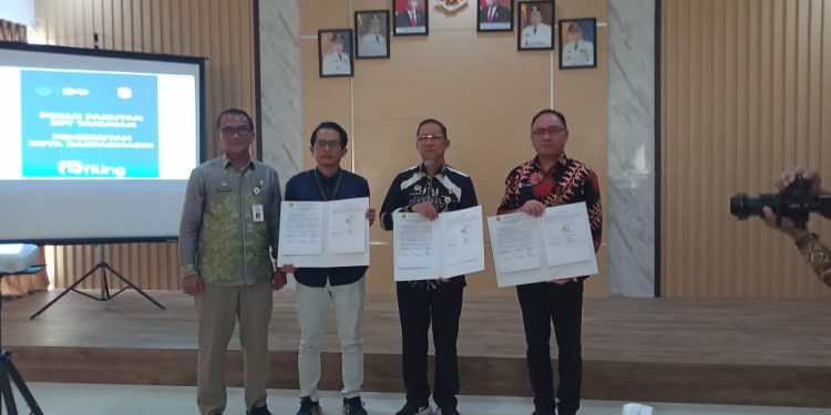 Kepala BPKAD Banjarmasin Edy Wibowo bersama Kepala Kantor KPP Pratama Banjarmasin Devyanus C.N. Polii tunjukan berita acara rekonsiliasi pajak pusat yang dikelola Pemerintah Daerah. (foto : shn)