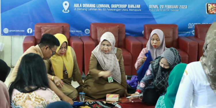 Pelatihan Sulam Arguci yang digelar Dispersip Kalsel bekerjasama dengan Dispersip Banjar. (foto : istimewa/Dispersip Kalsel)