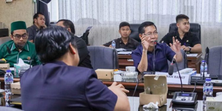 Ketua Pansus Raperda RTRW Provinsi Kalsel tahun 2023-2043 Hasanuddin Murad saat memimpin rapat. (foto : putza)