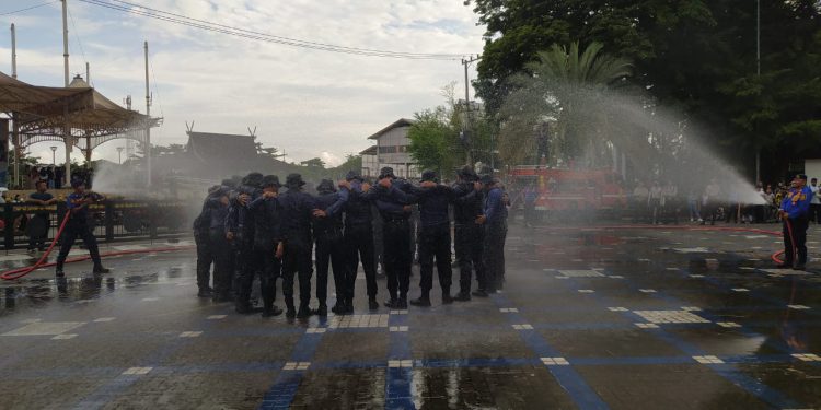 Para relawan Damkar peserta Diklat membentuk lingkaran sambil disemprotkan air di hari terakhir Diklat. (foto : shn)