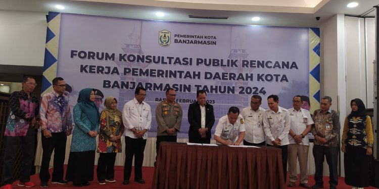 Penandatanganan dokumen RKPD Banjarmasin 2024 oleh Sekdakot Banjarmasin Ikhsan Budiman saat Forum konsultasi publik di Hotel Rattan Inn. (foto : shn)