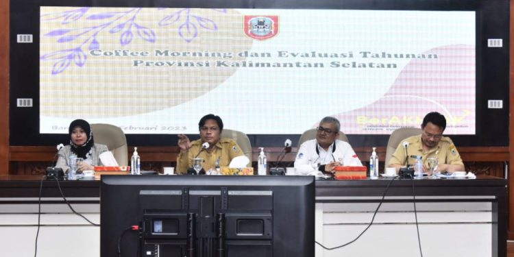 Sekdaprov Kalsel Roy Rizali Anwar saat memberikan arahan pada Evaluasi Kinerja Tahunan Pemprov Kalsel di ruang rapat H Aberani Sulaiman, Setdaprov Banjarbaru. (foto : istimewa)