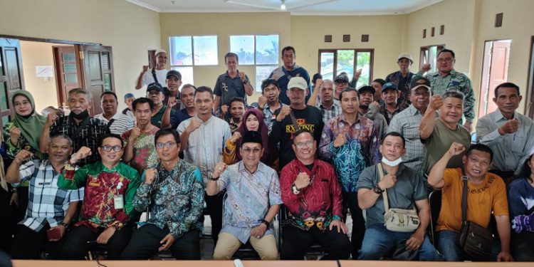 Ketua Komisi IV DPRD Kalsel HM Lutfi Saifuddin saat bersama perwakilan Ketua RT di Kelurahan Sungai Andai. (foto : putza)