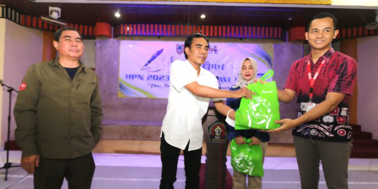 Penyerahan bingkisan secara simboliis kepada perwakilan PWI Kalsel oleh Mirza, Corp Communication Alfamart didampingi Ketua PWI Kalsel Zainal Helmie saat syukuran HPN di PWI Kalsel. (foto : istimewa)