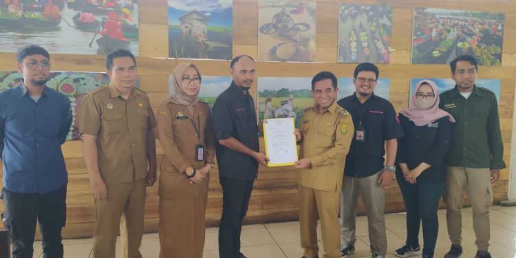 Wakil Walikota Banjarmasin H Arifin Noor didampingi Kepala Diskominfotik Banjarmasin Widiasti Kartika bersama Ketua Forum Wartawan Balai Kota Banjarmasin Fahrul Razi dan anggota foto bersama usai pengukuhan. (foto : shn)