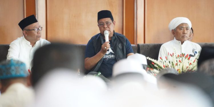 Gubernur Kalsel H Sahbirin Noor atau dipanggil Paman Birin saat memberikan sambutan pada peringatan Isra Mikraj di Dinas PUPR Kalsel. (foto : istimewa)