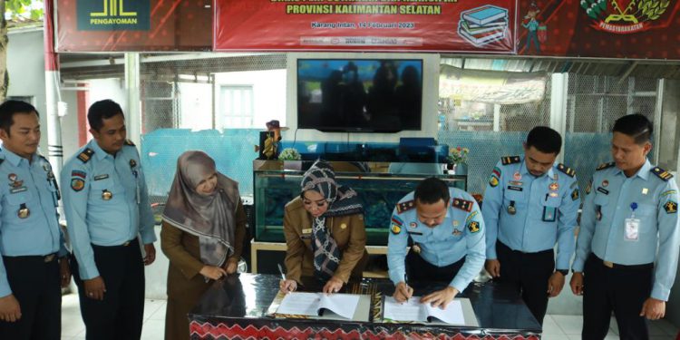 Penandatanganan MoU oleh Kepala Dispersip Kalsel Hj Nurliani Dardie dan Kepala Lapas Narkotika Karang Intan Wahyu Susetyo. (foto : istimewa/Dispersip Kalsel)