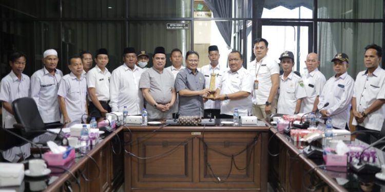 Camat dan Perkades se Kecamatan Banua Lawas menerima plakat usai audensi dengan Komisi IV DPRD Kalsel. (foto : istimewa/DPRD Kalsel)