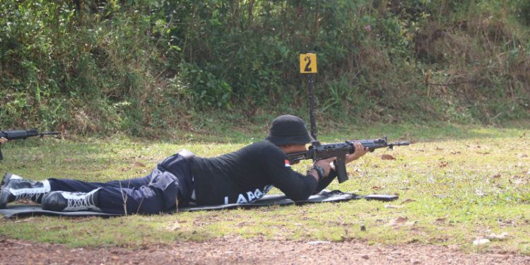 Petugas Lapas Banjarmasin saat latihan menembak di lapangan Tembak Denzipur 8/GM Banjarbaru. (foto : istimewa)