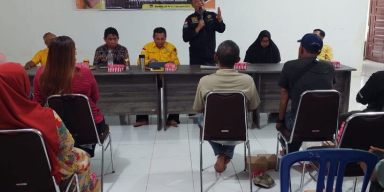 Anggota Komisi IV DPRD Kalsel Athaillah Hasbi saat sosialisasi Perda PPPA di Desa Mandingin, Kecamatan Barabai, HST. (foto : istimewa/DPRD Kalsel)