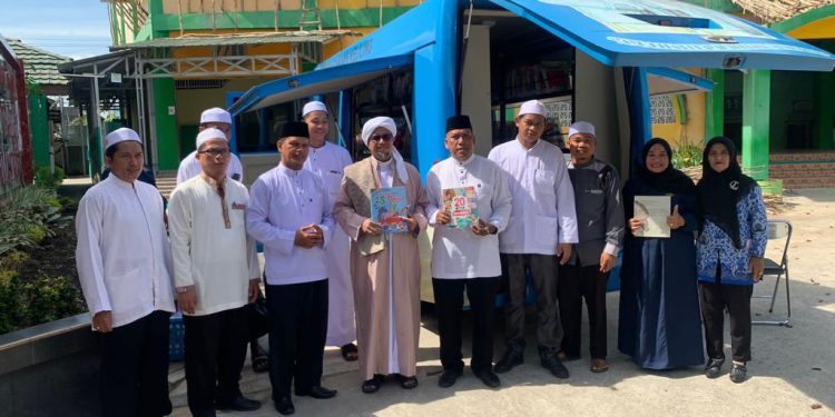 Habib Ali Khaidir Al Kaff dan rombongan saat berfoto di depan mobil Pusling Palnam yang hadir di HUT ke-33 MAN 2 Model Banjarmasin. (foto : sdy)