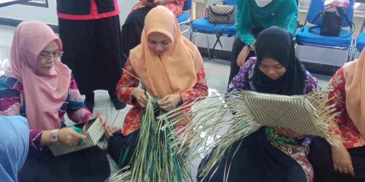 Pelatihan Pengembangan Perpustakaan Berbasis Inklusi Sosial dengan Tema "Pemanfaatan Gulma Lahan Basah (Purun Tikus/Purun Danau) untuk Kesejahteraan masyarakat Batola" di Aula Disperpusip Batola. (foto : istimewa/Dispersip Kalsel)