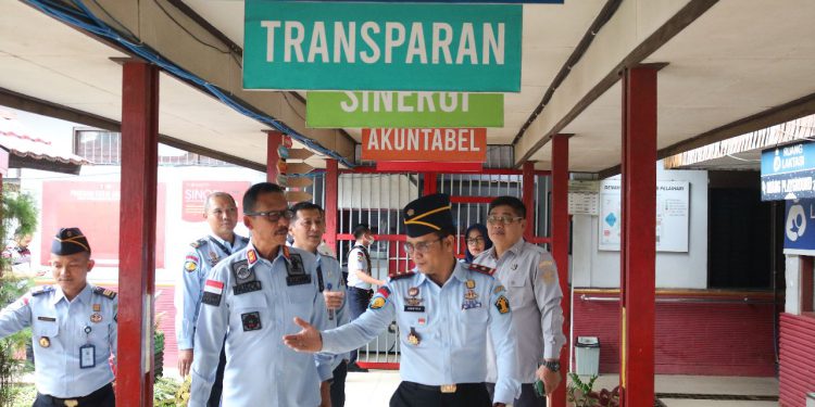 Kepala Kanwil Kemenkumham Kalsel Faisol Ali saat melakukan monev di Rutan Pelaihari. (foto : istimewa/Kemenkumham Kalsel)