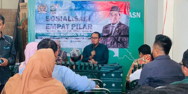 Anggota DPR RI Heru Widodo menggelar sosialisasi empat pilar menghadirkan tokoh masyarakat di Kota Banjarmasin. (foto : putza/seputaran)