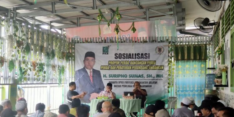 Anggota DPRD Kalsel Suripno Sumas saat sosialisasi Perda Penyelenggaraan Pendidikan.